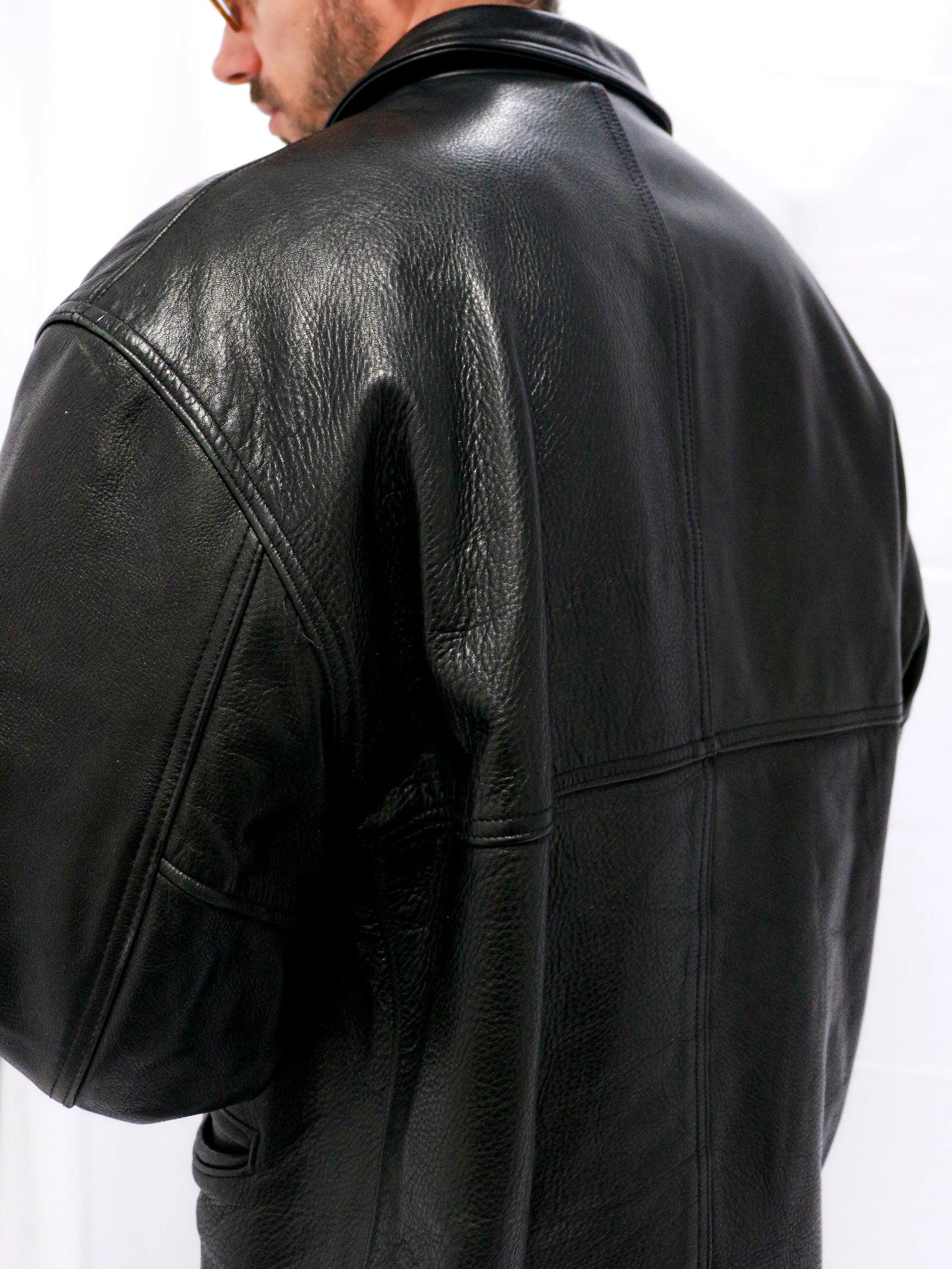 BLOUSON EN CUIR NOIR À BOUTONS